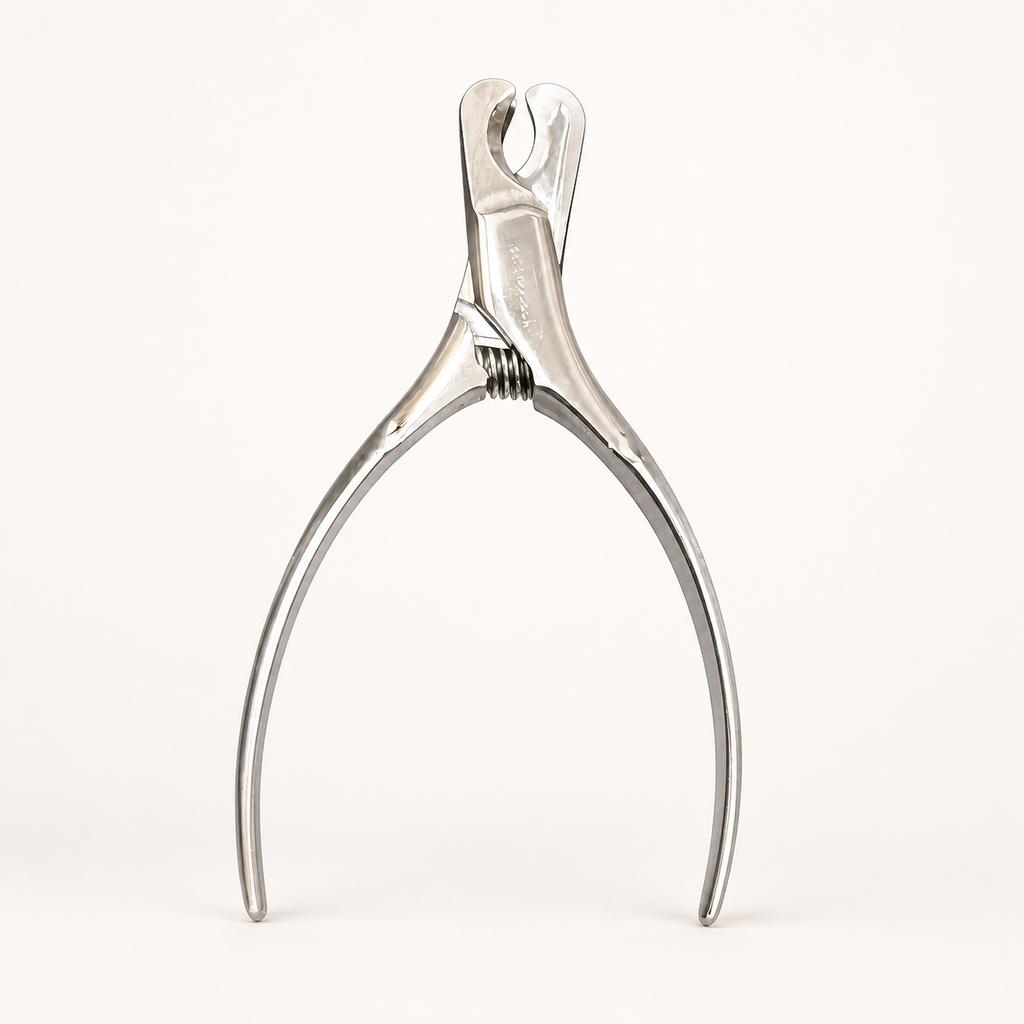 Purrttie Full Steel Cat Nail Clipper — single-piece stainless steel cat nail clipper with 18mm half-moon blade and curved wishbone handles, shown upright on a soft off-white background.