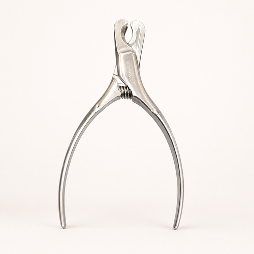 Purrttie Full Steel Cat Nail Clipper — single-piece stainless steel cat nail clipper with 18mm half-moon blade and curved wishbone handles, shown upright on a soft off-white background.